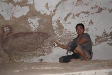 La pintura rupestre de un animal más antigua del mundo es hallada.